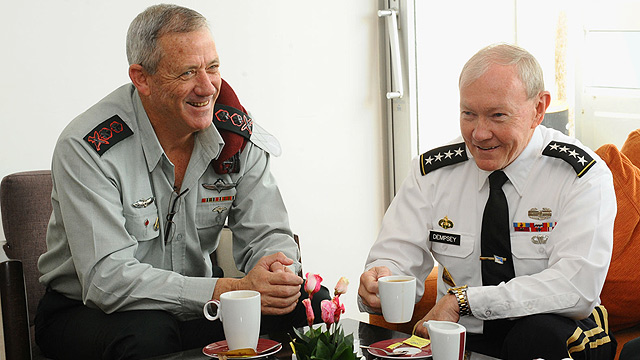 דמפסי וגנץ משוחחים על כוס קפה במהלך מפגש בקריה (צילום: דובר צה"ל) (צילום: דובר צה