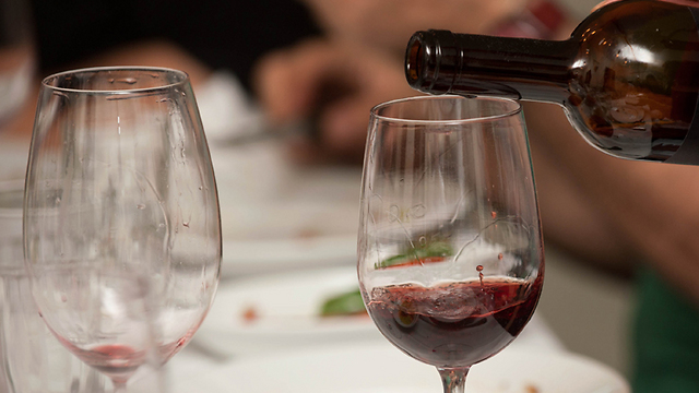 שתי כוסות יין אדום ביום - מועילות (צילום: בני דויטש) (צילום: בני דויטש)