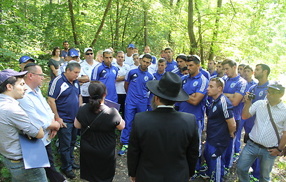 שחקני הנבחרת מקבלים הסברים בבאבי יאר (צילום באדיבות אתר ההתאחדות לכדורגל) (צילום באדיבות אתר ההתאחדות לכדורגל)