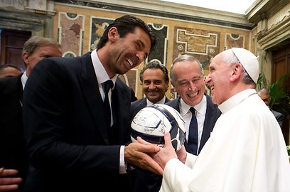 האפיפיור הוא חובב כדורגל מושבע ואוהד שרוף של סאן לורנסו (צילום: AP) (צילום: AP)