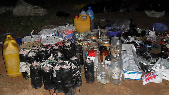 תחמושת מאולתרת שנתפסה אצל אנשי בוקו חראם (צילום: EPA) (צילום: EPA)
