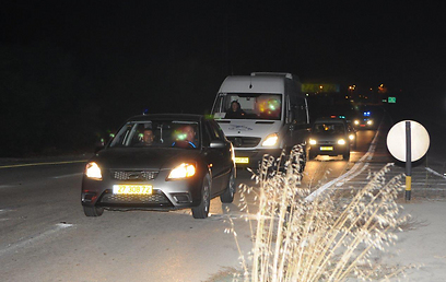 שיירת האסירים מגיעה למחסום ארז (צילום: הרצל יוסף) (צילום: הרצל יוסף)