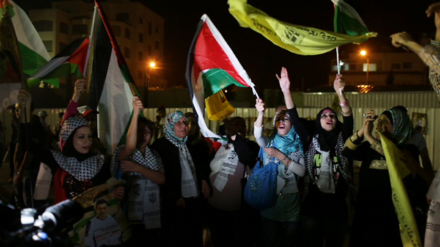 מנופפים בדגלי פלסטין במוקטעה (צילום: אוהד צויגנברג) (צילום: אוהד צויגנברג)