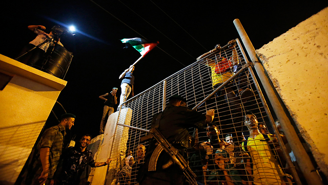 ממתינים לשחרור האסירים במחסום ארז (צילום: רויטרס) (צילום: רויטרס)