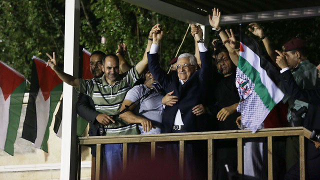 הנשיא הפלסטיני והאסירים מניפים ידיים בפני הקהל (צילום: אוהד צויגנברג) (צילום: אוהד צויגנברג)