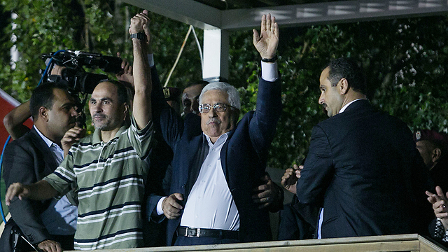 נשיא הרשות הפלסטינית מחבק רוצחים שישראל שחררה (צילום: אוהד צויגנברג) (צילום: אוהד צויגנברג)