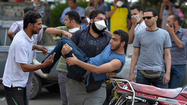 פינוי פצועים בקהיר (צילום: AFP) (צילום: AFP)