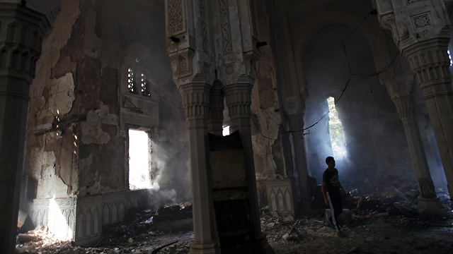 הנזק שנגרם למעוז המפגינים, מסגד ראבעה אל עדאוויה (צילום: AP) (צילום: AP)