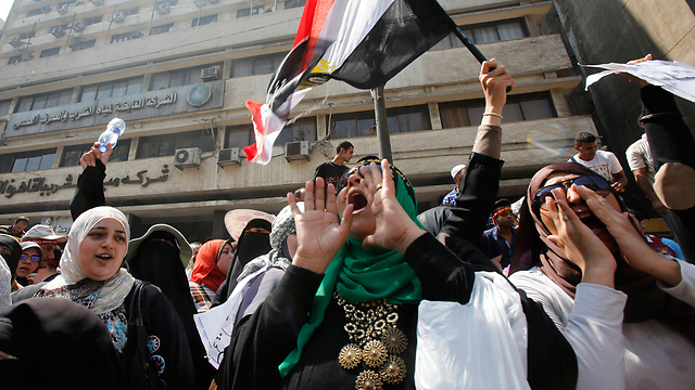 תומכיו של הנשיא המודח מורסי מפגינים בקהיר (צילום: רויטרס) (צילום: רויטרס)