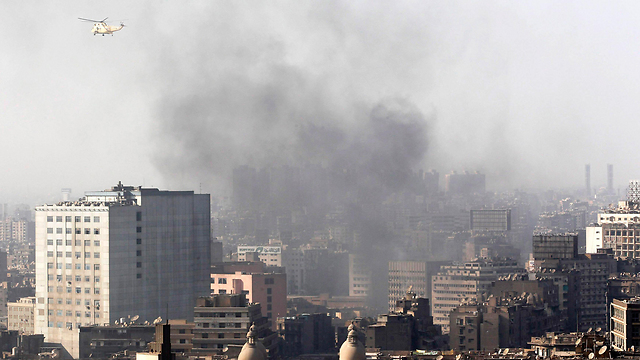 מסוק משקיף על התבערה בקהיר, אתמול (צילום: רויטרס) (צילום: רויטרס)
