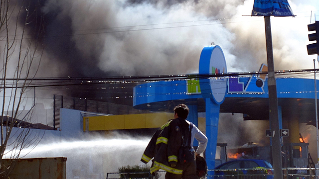 פיצוץ מכלית גז גרם לשריפה בתחנת משטרה ובכמה בתים בעיר וינייה דל מאר בצ'ילה. 3 בני אדם נפצעו בתקרית (צילום: AFP) (צילום: AFP)