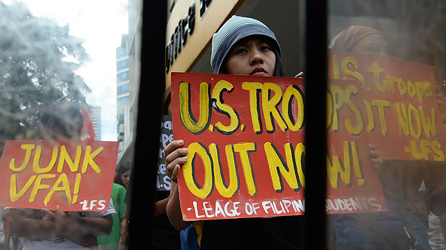 סטודנטים מפגינים מחוץ לשגרירות ארה"ב במנילה במחאה על האפשרות שהאמריקנים ירחיבו את נוכחותם הצבאית בפיליפינים (צילום: AFP) (צילום: AFP)