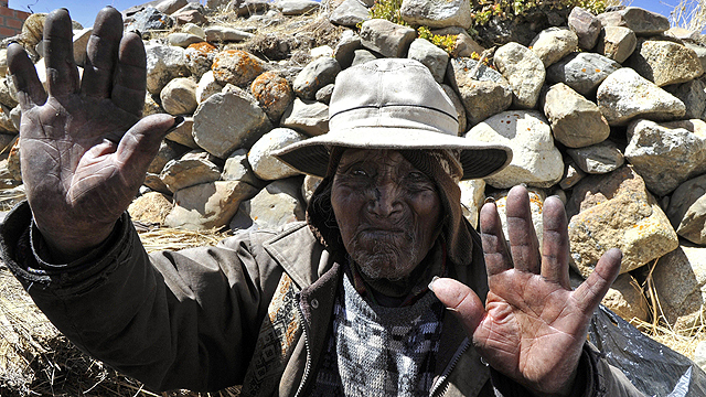 כרמלו פלורס נולד בבוליביה בשנת 1890 ובחודש שעבר חגג יום הולדת 123. כדי לזכות רשמית בתואר האדם המבוגר ביותר בעולם, תעודותיו של לאורה צריכות לקבל הכרה רשמית מספר השיאים של גינס (צילום: AFP) (צילום: AFP)