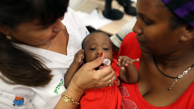מבצע החיסון בקריית גת (צילום: EPA) (צילום: EPA)