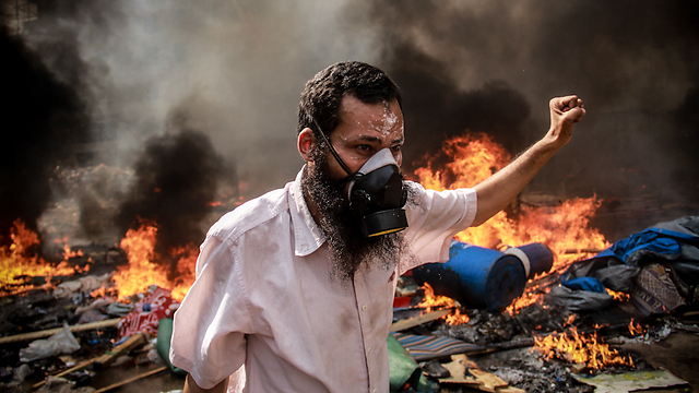 מדינה בוערת. תומך של "האחים המוסלמים" בקהיר (צילום: AFP) (צילום: AFP)