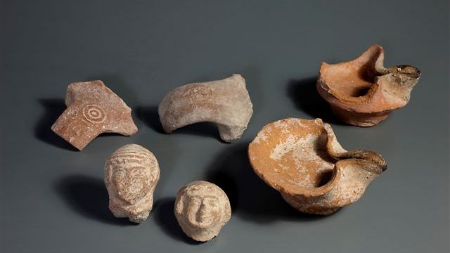 עוד נמצאו נרות, ידיות למלך וצלמיות נשים (צילום: קלרה עמית, רשות העתיקות) (צילום: קלרה עמית, רשות העתיקות)