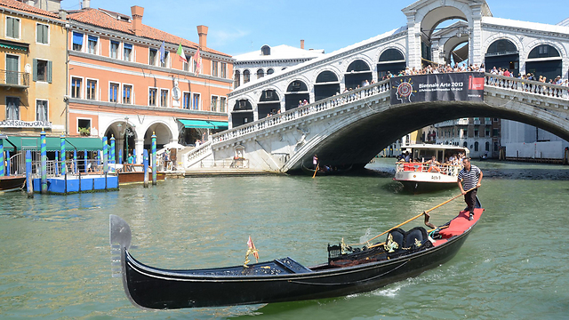 ונציה. העירייה מודאגת משחיקת הגשרים והמדרכות (צילום: AP) (צילום: AP)