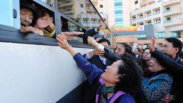 נושא רגיש בשני צדי האי. איחוד משפחות קוריאניות ב-2010 (צילום: AFP) (צילום: AFP)