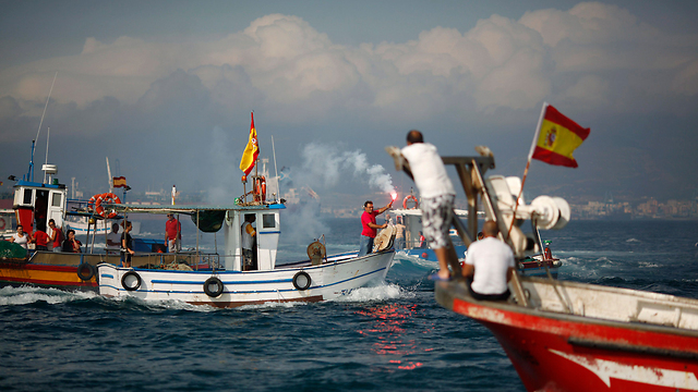 ספינות משמר החופים של ספרד וגיברלטר פיקחו על משט המחאה (צילום: רויטרס) (צילום: רויטרס)