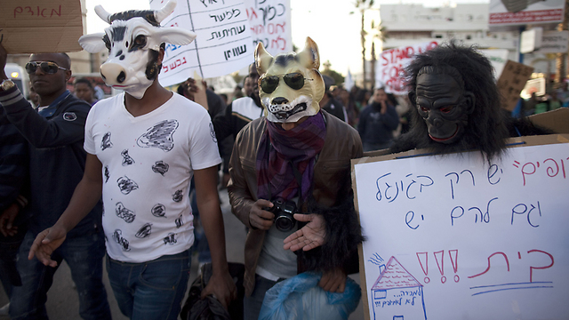 מחאה על אפליית יוצאי אתיופיה בקריית מלאכי  (צילום: AFP) (צילום: AFP)