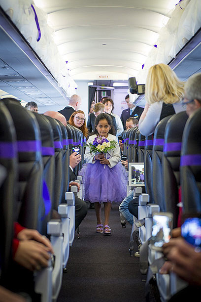בתם של השתיים בחתונה במטוס (צילום: AFP, AIR NEW ZEALAND) (צילום: AFP, AIR NEW ZEALAND)