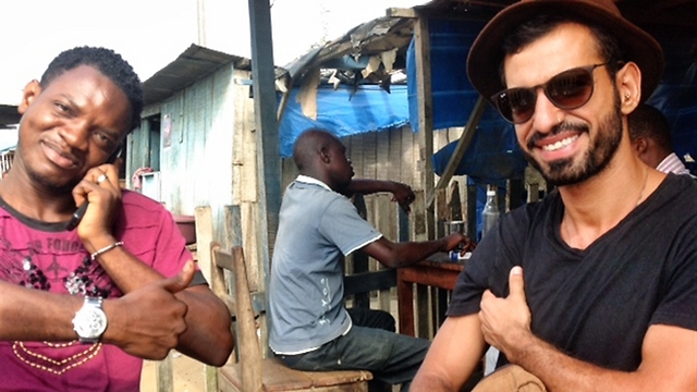 שותה קפה באחת השכונות המסוכנות באבידג׳אן בחוף השנהב (צילום: פלג כהן) (צילום: פלג כהן)