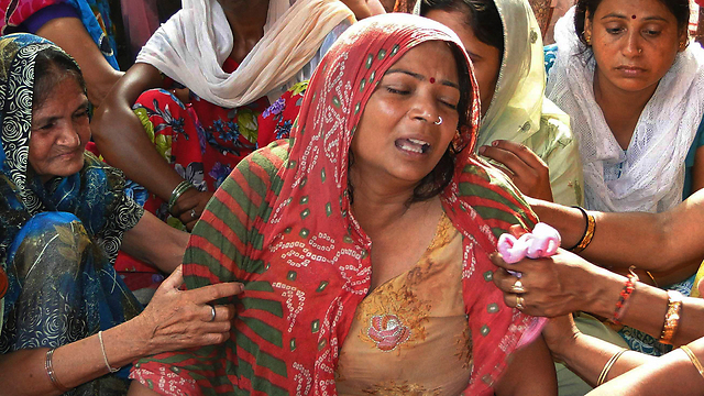 ראג'ש צ'אנד, אמו של הנער שהוכה למוות (צילום: AP) (צילום: AP)
