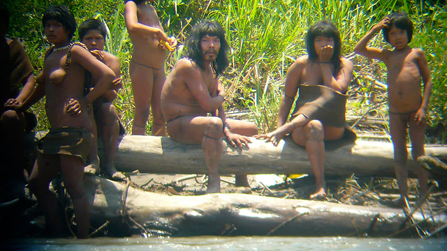 בני השבט מסו-פירו כפי שתועדו לפני כשנה וחצי (צילום: רויטרס) (צילום: רויטרס)