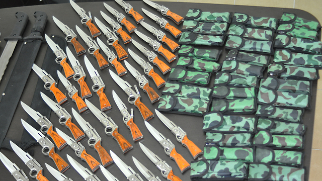 Knives found in oleh's container (Photo: Courtesy of Tax Authority)