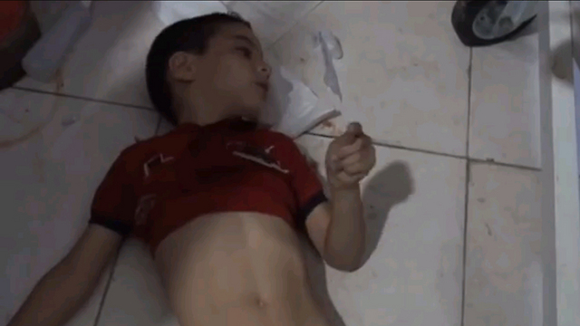 סרטון מעין תרמא שליד דמשק מתעד לכאורה ילד שנפגע. הוא מפרכס וקצף יוצא מפיו ()