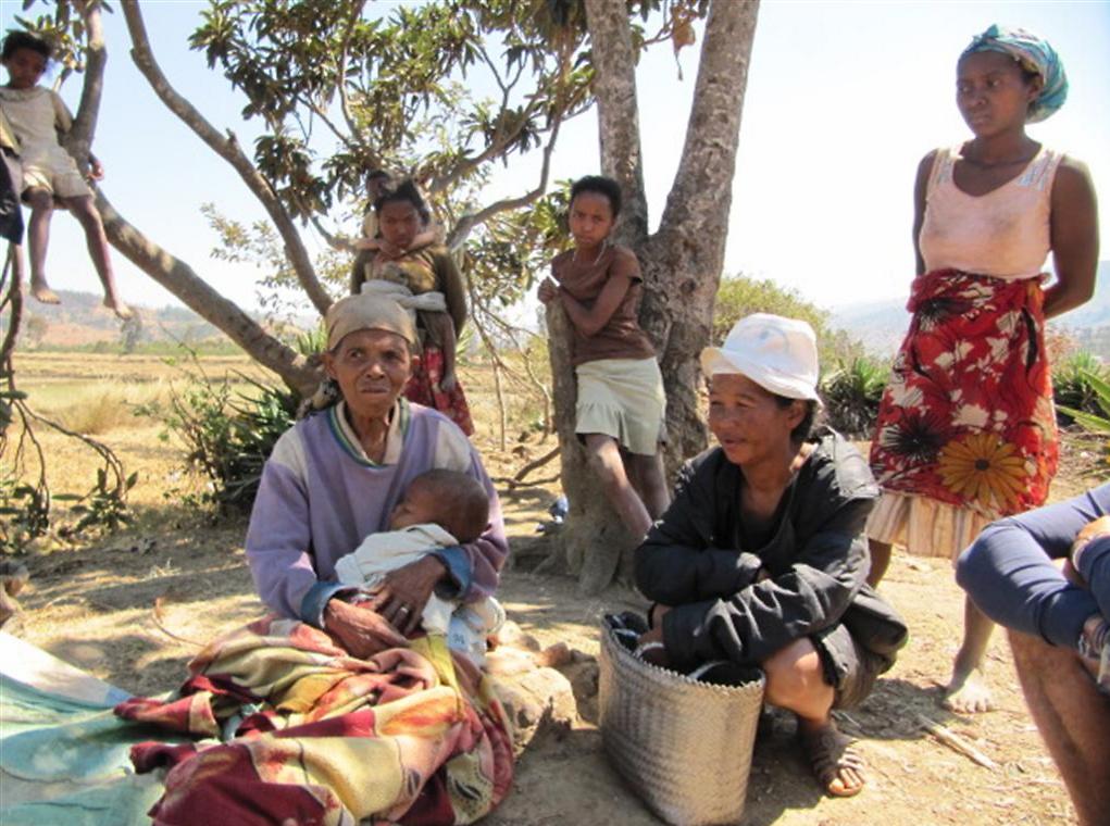 מיילדת (מחזיקה בתינוק, נכדה) במדגסקר וסביבה נשות הכפר (צילום: ציפי מונט)