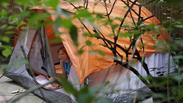 ללא צורך להשתין בטבע. קתלין בויל באוהל שלה (צילום: AP) (צילום: AP)