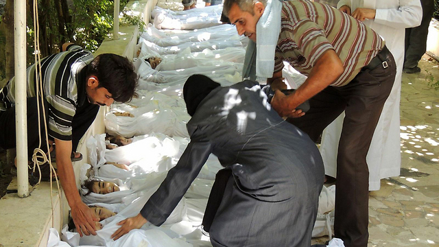 גופות הנפגעים מנשק כימי לפני כשבוע וחצי (צילום: AFP PHOTO / HO / SHAAM NEWS NETWORK) (צילום: AFP PHOTO / HO / SHAAM NEWS NETWORK)