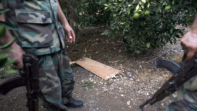 חיילי צבא לבנון במקום שממנו שוגרו הרקטות (צילום: AFP) (צילום: AFP)