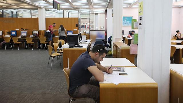 ספריה באוניברסיטת תל אביב (צילום: ירון ברנר) (צילום: ירון ברנר)