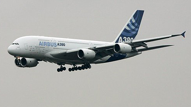 איירבוס A380. המסלולים החדשים מתאימים גם לענק שכמותו (צילום: AP) (צילום: AP)
