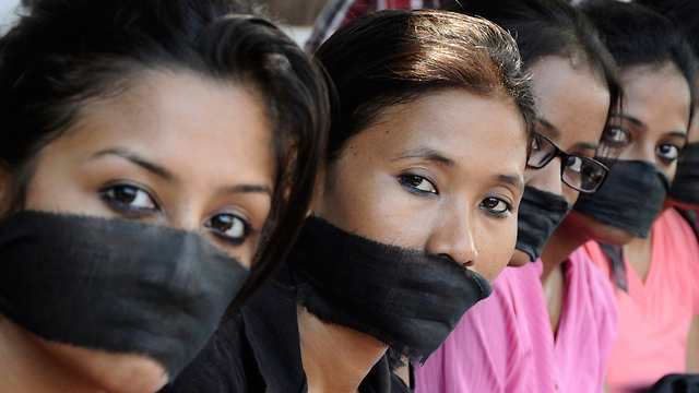 אלימות נגד נשים - מכת מדינה. הפגנה במומבאי נגד תקיפות מיניות (ארכיון) (צילום: רויטרס) (צילום: רויטרס)