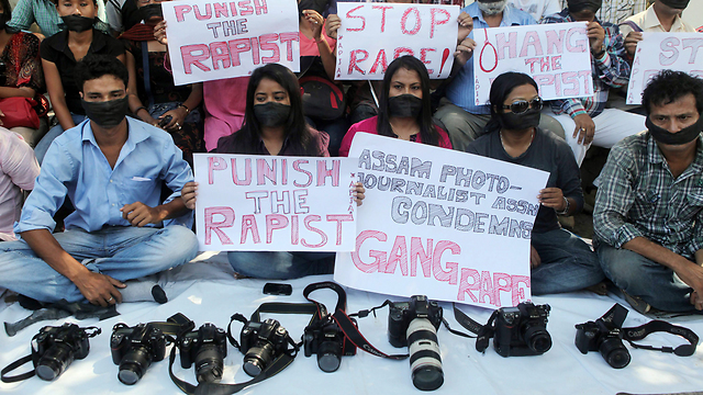 הפגנה נגד אונס במומבאי (צילום: EPA) (צילום: EPA)