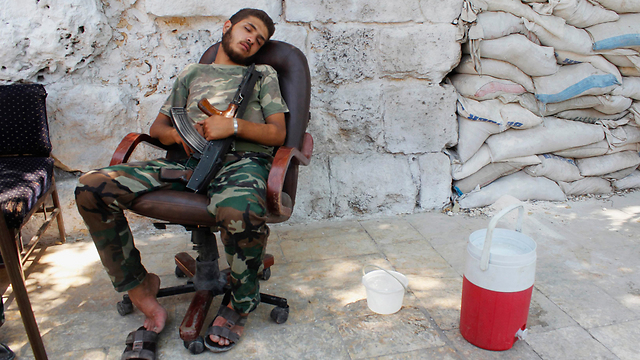 המורדים התעייפו לאחרונה? לוחם של "צבא סוריה החופשי" נח בעיר חלב (צילום: רויטרס) (צילום: רויטרס)