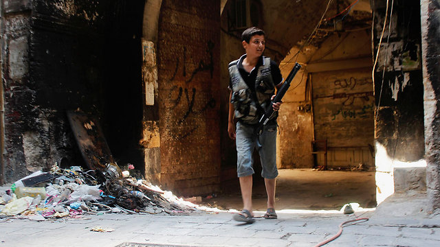 לוחם צעיר של צבא המורדים בעיר חלב (צילום: רויטרס) (צילום: רויטרס)