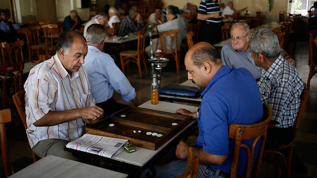 בית קפה בדמשק. ניסיון לשדר "עסקים כרגיל" (צילום: AP) (צילום: AP)