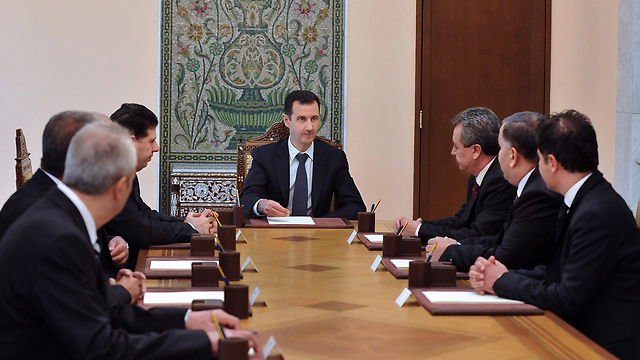 Assad with new cabinet (Photo: EPA)