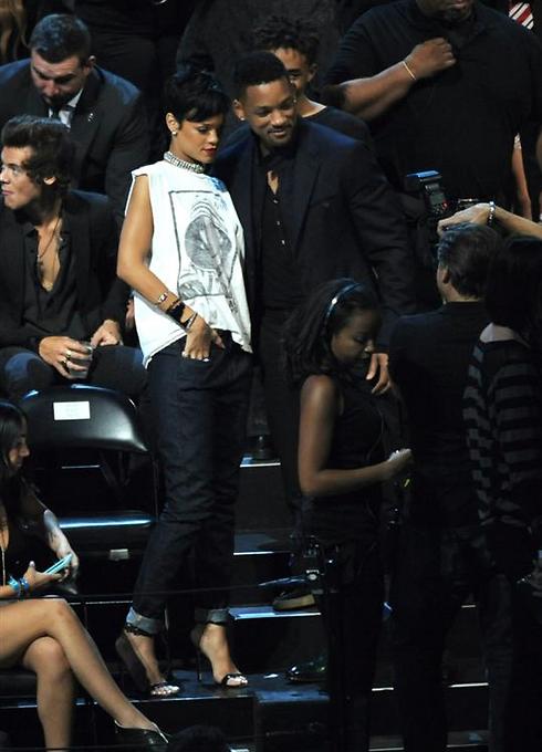 זרקה על עצמה משהו. ריהאנה מצטלמת עם וויל סמית', אבא של הילדים מלמעלה (צילום: AP) (צילום: AP)