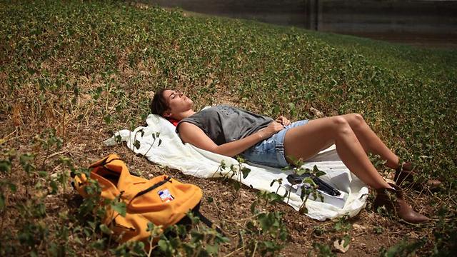 השחקנית הצרפתיה ואהינה ג'יוקנטה בשמש הישראלית (צילום: סיגל שגב) (צילום: סיגל שגב)
