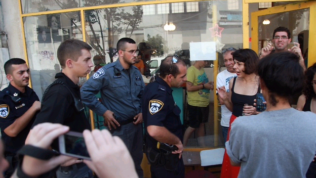 פעילים מתעמתים עם שוטרים מחוץ לאלבי, היום (צילום: מוטי קמחי) (צילום: מוטי קמחי)