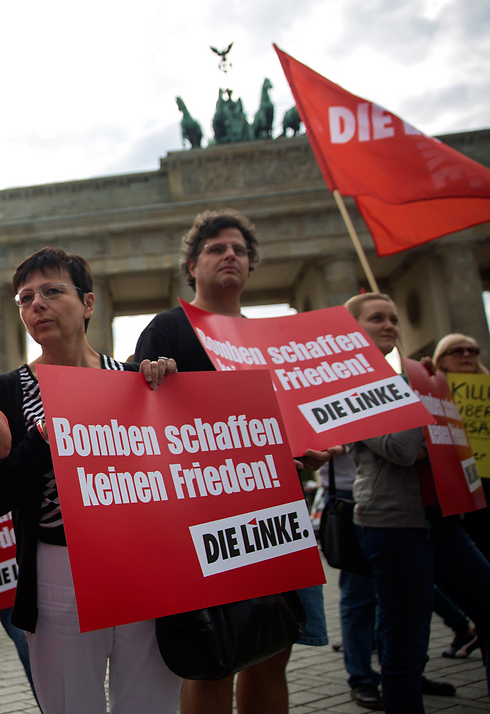 הפגנה בברלין נגד תקיפה בסוריה. "פצצות לא עושות שלום" (צילום: רויטרס) (צילום: רויטרס)
