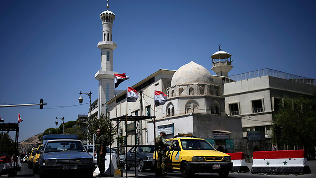 מחסום בדמשק. "אין מוניות שירות והמוניות המיוחדות יקרות" (צילום: AP) (צילום: AP)