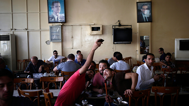 בית קפה בדמשק. "אין הרבה מקומות בילוי" (צילום: AP) (צילום: AP)