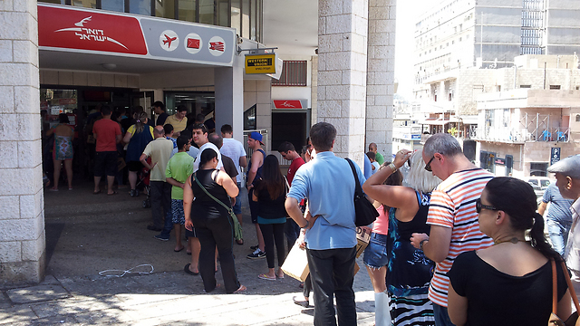 עומדים בתור בחיפה. "חיכינו מעל 5 שעות" (צילום: אחיה ראב"ד) (צילום: אחיה ראב