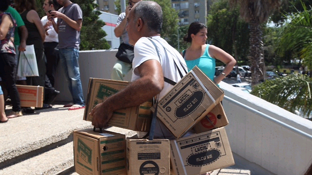 Israelis pick up ABC masks (Photo: Motti Kimchi)